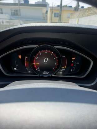 VOLVO-V40-2018