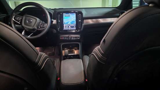 VOLVO-XC40-2024