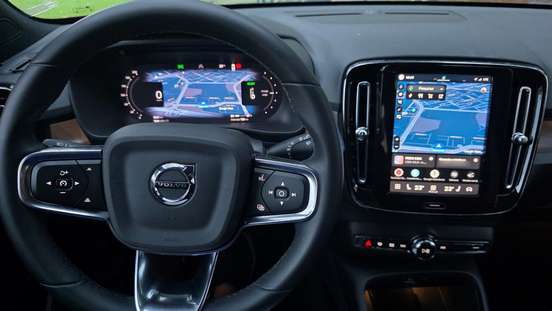 VOLVO-XC40-2024