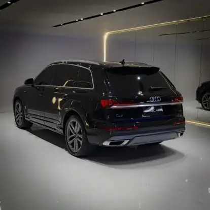 AUDI-Q7-2021