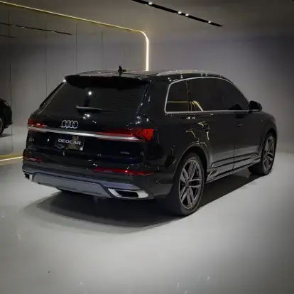 AUDI-Q7-2021