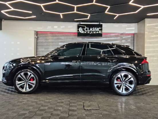 AUDI-Q8-2022