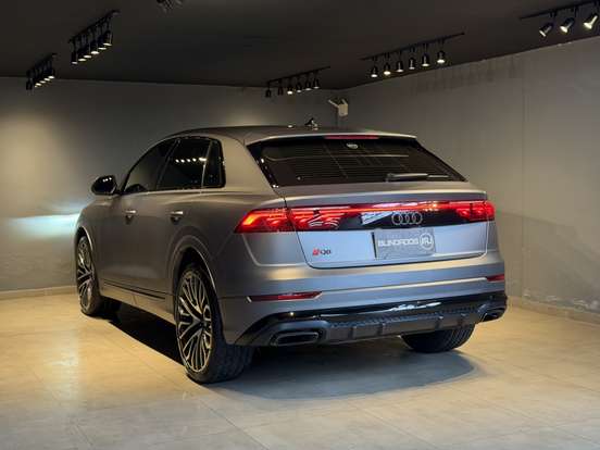 AUDI-Q8-2024
