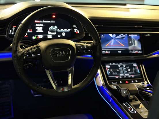 AUDI-Q8-2024
