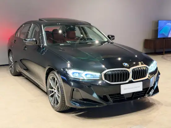 BMW-320i-2023