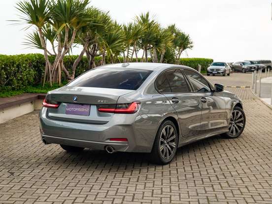 BMW-320i-2022