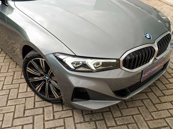BMW-320i-2022