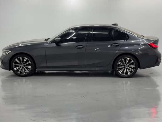BMW-320i-2021