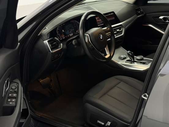 BMW-320i-2021