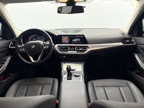 BMW-320i-2021