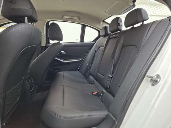 BMW-320i-2020