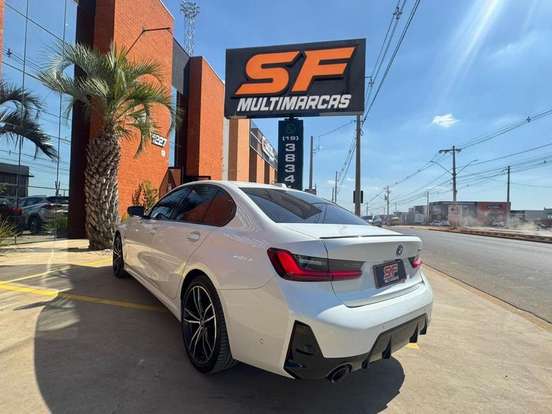 BMW-330e-2023