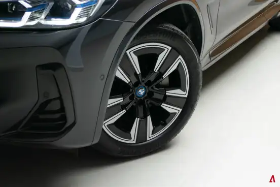 BMW-iX3-2024