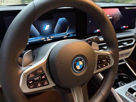 BMW-330e-2024