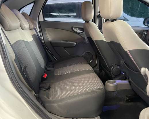 FIAT-GRAND SIENA-1.6 MPI ESSENCE 16V FLEX 4P AUTOMATIZADO FIAT-GRAND SIENA-2013
