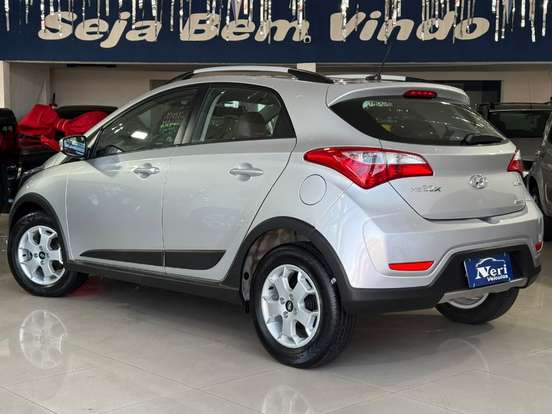 HYUNDAI-HB20X-1.6 16V PREMIUM FLEX 4P AUTOMÁTICO HYUNDAI-HB20X-2015