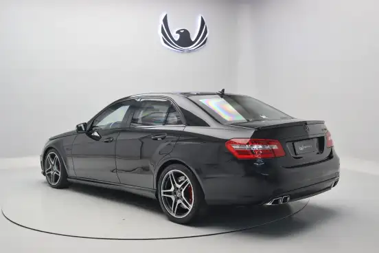 MERCEDES-BENZ-E 63 AMG-6.2 SEDAN V8 32V GASOLINA 4P AUTOMÁTICO MERCEDES-BENZ-E 63 AMG-2010