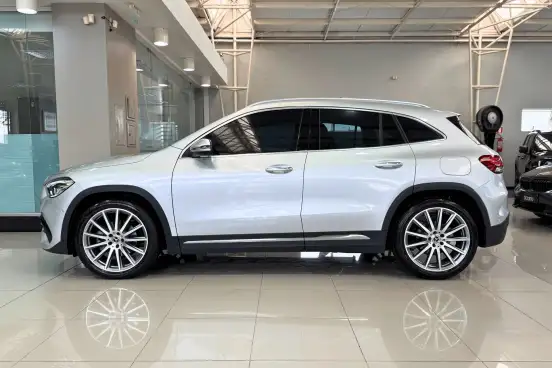 MERCEDES-BENZ-GLA 200-2023