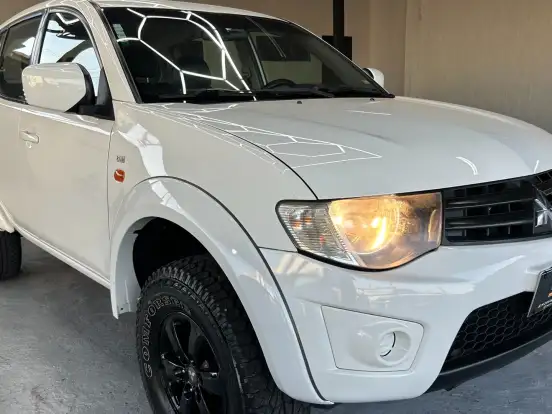 MITSUBISHI-L200 TRITON-2.4 HLS 4X2 CD 16V FLEX 4P MANUAL MITSUBISHI-L200 TRITON-2013