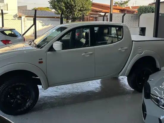 MITSUBISHI-L200 TRITON-2.4 HLS 4X2 CD 16V FLEX 4P MANUAL MITSUBISHI-L200 TRITON-2013