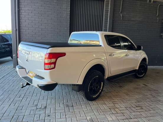 MITSUBISHI-L200 TRITON-2.4 16V TURBO DIESEL SPORT HPE TOP CD 4P 4X4 AUTOMÁTICO MITSUBISHI-L200 TRITON-2016