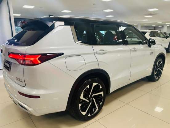 MITSUBISHI-OUTLANDER-2025