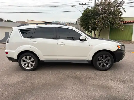 MITSUBISHI-OUTLANDER-2011