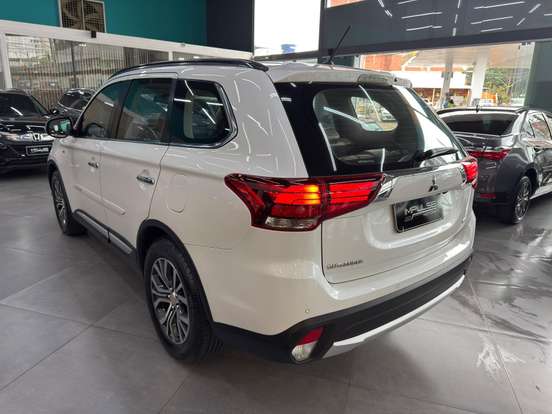 MITSUBISHI-OUTLANDER-3.0 GT 4X4 V6 24V GASOLINA 4P AUTOMÁTICO MITSUBISHI-OUTLANDER-2016