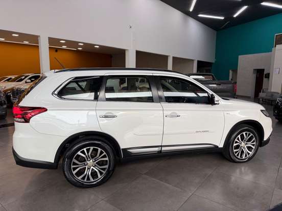 MITSUBISHI-OUTLANDER-3.0 GT 4X4 V6 24V GASOLINA 4P AUTOMÁTICO MITSUBISHI-OUTLANDER-2016