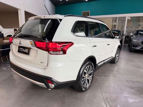 MITSUBISHI-OUTLANDER-3.0 GT 4X4 V6 24V GASOLINA 4P AUTOMÁTICO MITSUBISHI-OUTLANDER-2016