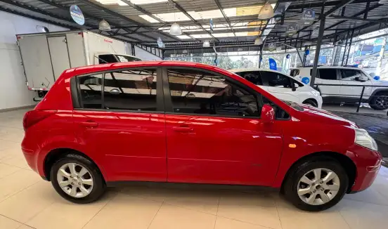 NISSAN-TIIDA-2010
