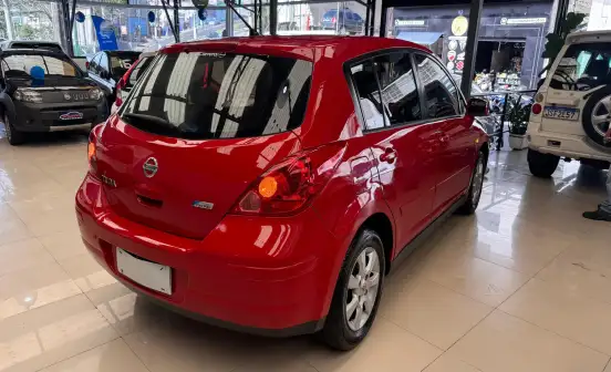 NISSAN-TIIDA-2010