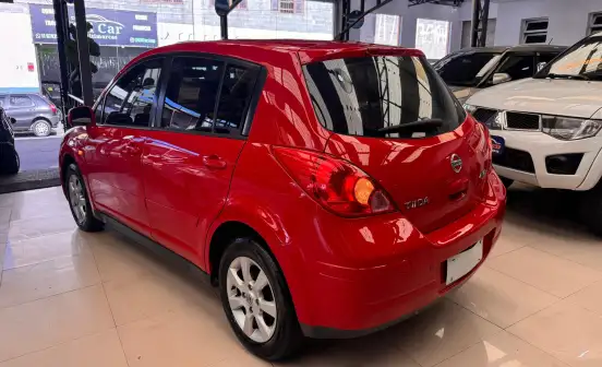 NISSAN-TIIDA-2010