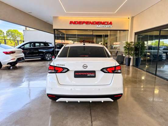 NISSAN-VERSA-2022