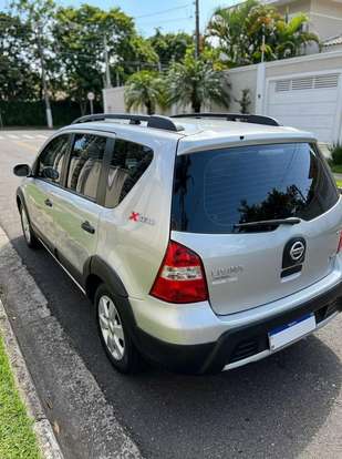 NISSAN-LIVINA-2011