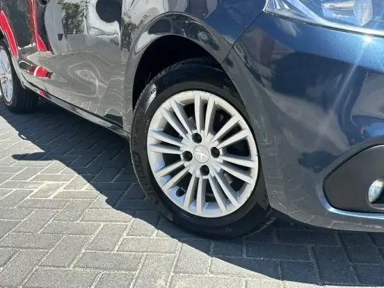 PEUGEOT-208-2016