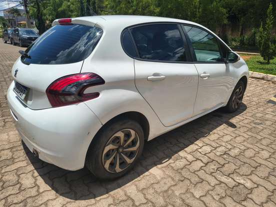 PEUGEOT-208-2019