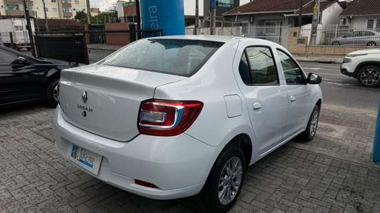 RENAULT-LOGAN-2022