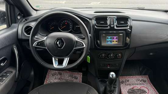 RENAULT-LOGAN-2022