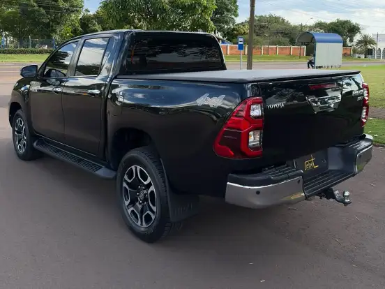 TOYOTA-HILUX-2.8 D-4D TURBO DIESEL CD SRX 4X4 AUTOMÁTICO TOYOTA-HILUX-2021