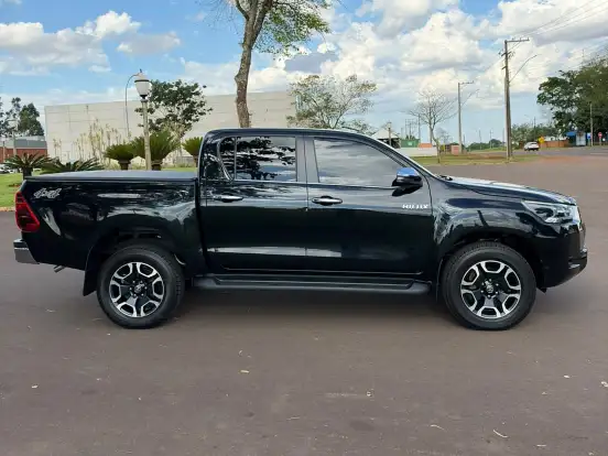 TOYOTA-HILUX-2.8 D-4D TURBO DIESEL CD SRX 4X4 AUTOMÁTICO TOYOTA-HILUX-2021