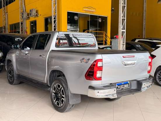 TOYOTA-HILUX-2023