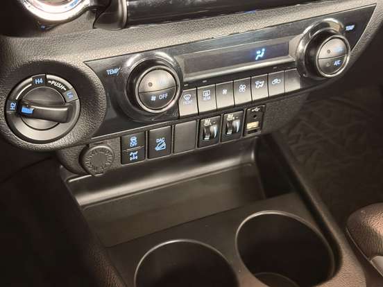 TOYOTA-HILUX-2023
