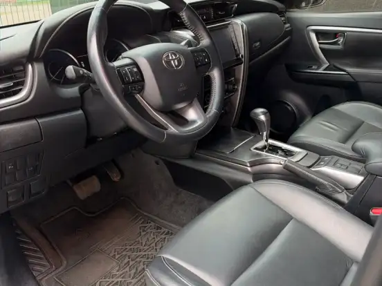 TOYOTA-HILUX SW4-2.7 VVT-i FLEX SRV 7L 4X2 AUTOMÁTICO TOYOTA-HILUX SW4-2021