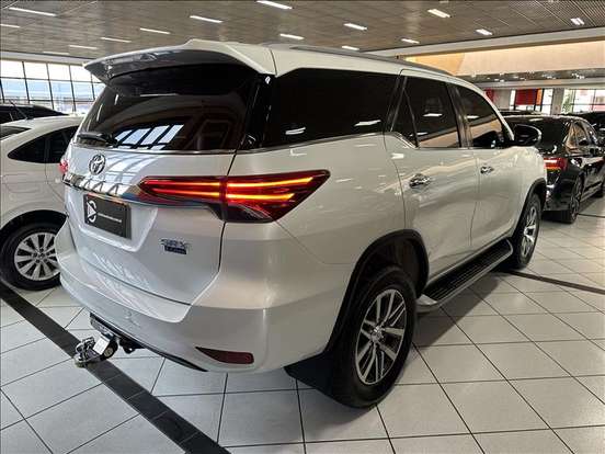 TOYOTA-HILUX SW4-2.8 SRX 4X4 7 LUGARES 16V TURBO INTERCOOLER DIESEL 4P AUTOMÁTICO TOYOTA-HILUX SW4-2019