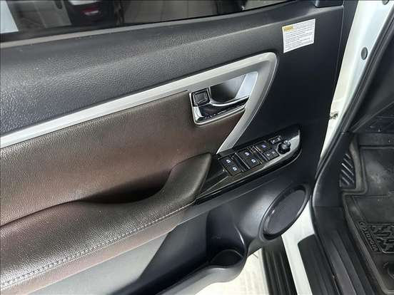 TOYOTA-HILUX SW4-2.8 SRX 4X4 7 LUGARES 16V TURBO INTERCOOLER DIESEL 4P AUTOMÁTICO TOYOTA-HILUX SW4-2019