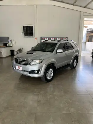 TOYOTA HILUX SW4 3.0 SRV 4X4 7 LUGARES 16V TURBO INTERCOOLER DIESEL 4P AUTOMÁTICO