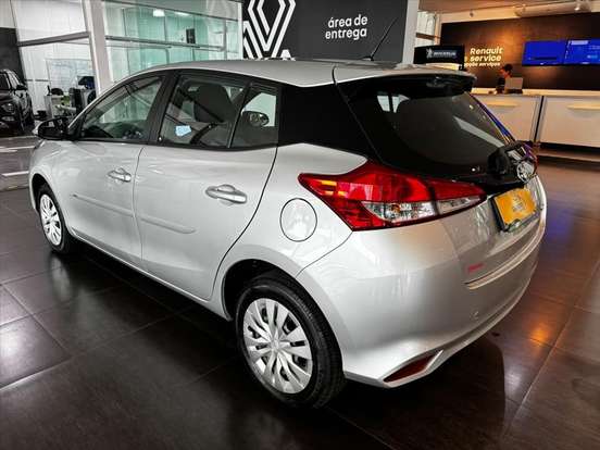 TOYOTA-YARIS-2021