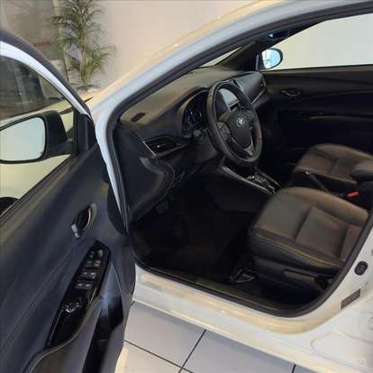 TOYOTA-YARIS-2023