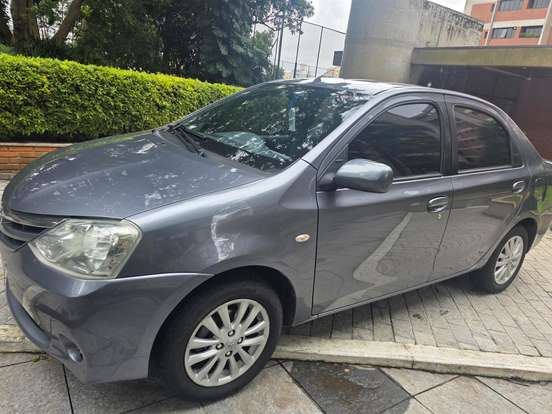 TOYOTA-ETIOS-1.5 XLS SEDAN 16V FLEX 4P MANUAL TOYOTA-ETIOS-2013